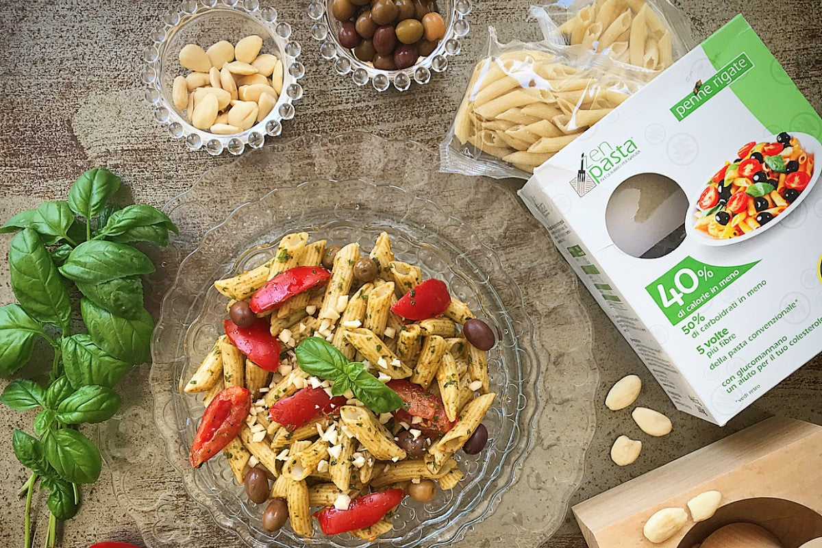 Penne fredde con pesto di mandorle, pomodorini e olive